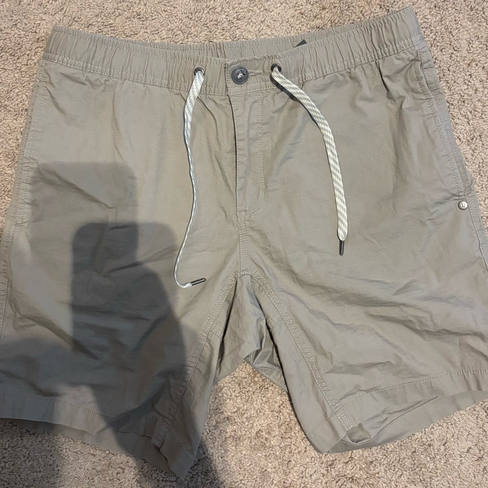 Large Vuori Tan Khaki Shorts